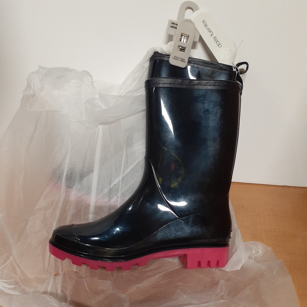 Daisy Fuentes Black and Pink Jelly Rain Boot.
